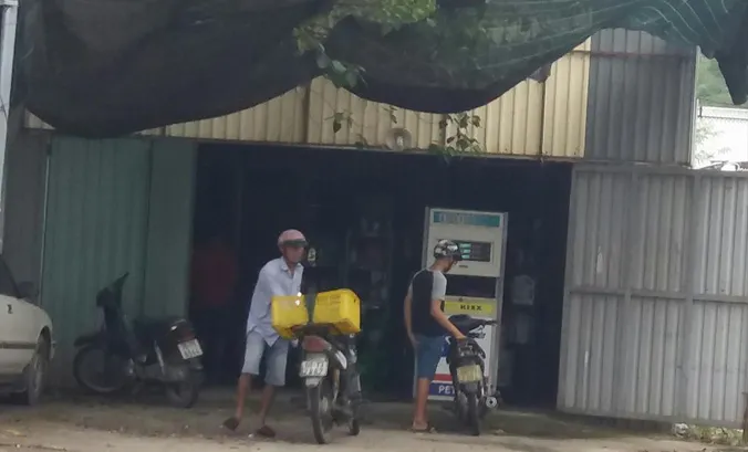 Trạm xăng dầu hoạt động trái phép trên đường Phạm Văn Khoai.