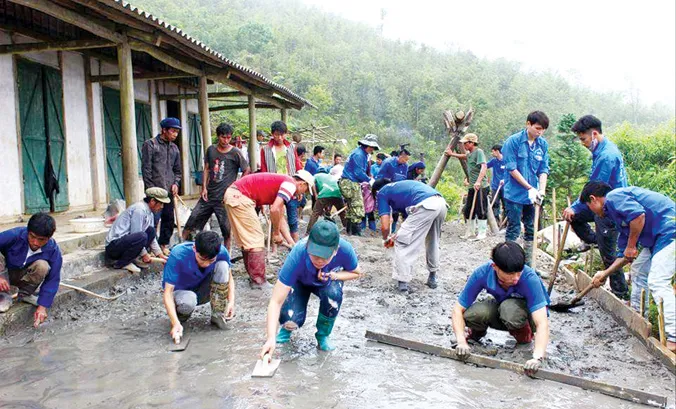 Các tình nguyện viên CLB tình nguyện Hope làm sân trường cho học sinh vùng cao. Ảnh: An Khoa.