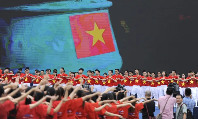 Theo GS Hoàng Chí Bảo, muốn làm cho lớp trẻ trở thành những công dân tốt, xã hội cần đối xử một cách dân chủ, công bằng, đặt niềm tin cậy thực sự vào thanh niên. Ảnh: Xuân Tùng.