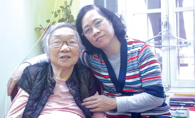 Bà Nguyễn Thị Lan và con gái Lê Thu Hằng. Ảnh: Kiến Nghĩa.