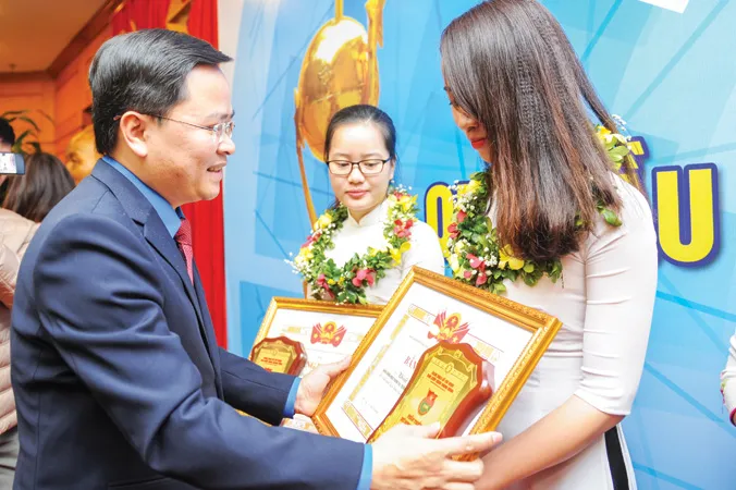 Bí thư T.Ư Đoàn Nguyễn Anh Tuấn trao phần thưởng cho các nữ sinh tiêu biểu lĩnh vực kỹ thuật năm 2017. Ảnh: Dương Triều.