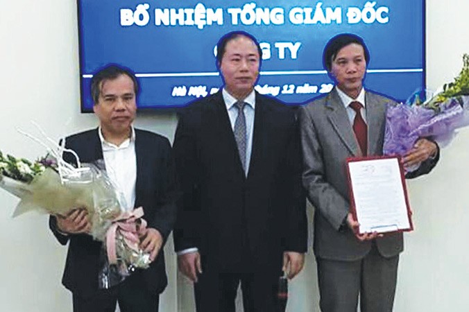 Lễ chuyển giao nhiệm vụ giữa ông Trần Thế Hùng và ông Nguyễn Viết Hiệp (ngoài cùng bên phải) tại Cty Vận tải đường sắt Hà Nội. Ảnh: Bảo An.