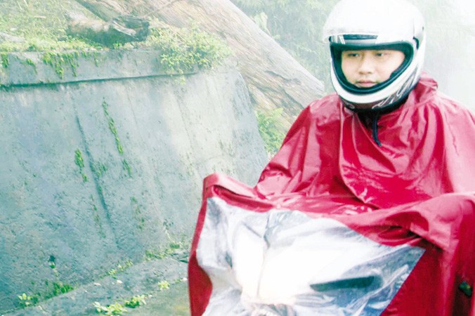 Chàng trung úy tiếp phẩm Nguyễn Hữu Quý mỗi tháng chạy chợ 5.000 km ở lưng núi Trường Sơn. Ảnh: Lê Văn Chương.