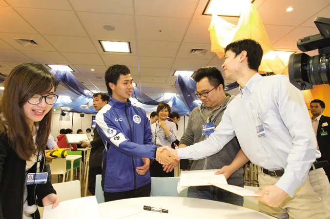 Công Phượng đi thăm doanh nghiệp có người Việt Nam làm việc ở Nhật.