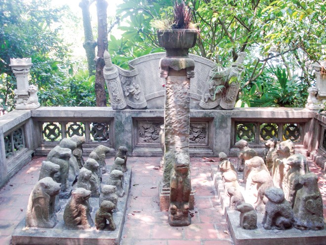 Tác phẩm sắp đặt bằng chó đá cổ tại Phủ Thành Chương.