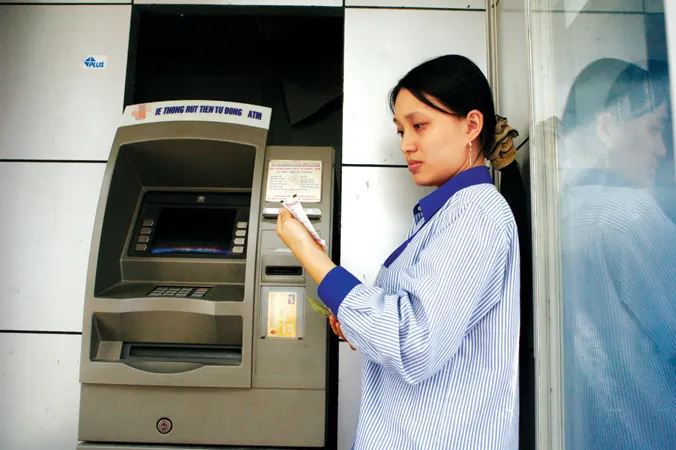 Với người có điều kiện, việc trừ một vài chục ngàn đồng trong tài khoản có thể là việc nhỏ, nhưng với công nhân thì đó là cả vấn đề. Ảnh: Hồng Vĩnh.