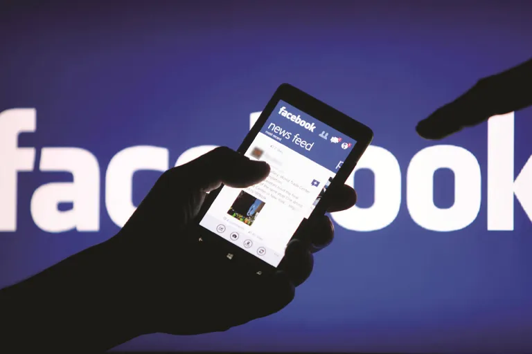Facebook và gương méo
