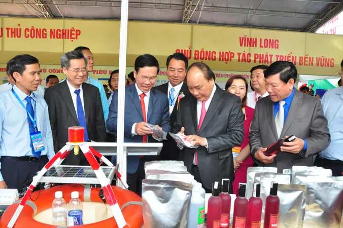 Thủ tướng Nguyễn Xuân Phúc tham quan sản phẩm.