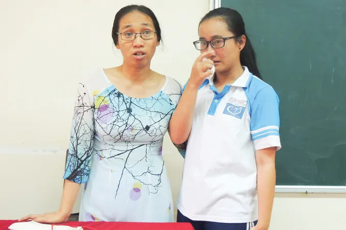 Cô giáo Trần Thị Minh Châu và học sinh Phạm Song Toàn. Ảnh: Internet.