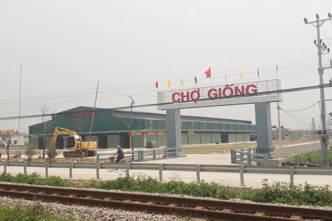 Dự án chợ mới (chợ Giống) ở xã Cổ Dũng (Kim Thành, Hải Dương) nằm sát QL 5 được xây dựng gần xong mới có quyết định thu hồi đất. Ảnh chụp chiều 18/4. Ảnh: CTV.