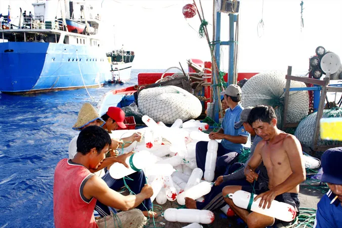 Có tàu Cảnh sát Biển, ngư dân yên tâm đánh bắt. Ảnh: Văn Chương.