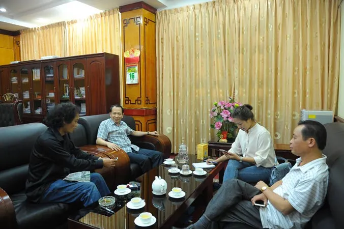 Ông Trần Ðức Quý (thứ hai từ trái sang) - Phó Chủ tịch UBND tỉnh Hà Giang, và ông Vũ Văn Sử (ngoài cùng bên phải) – Giám đốc Sở GD&ÐT tỉnh này, trả lời phỏng vấn báo Tiền Phong. Ảnh: Xuân Tùng.