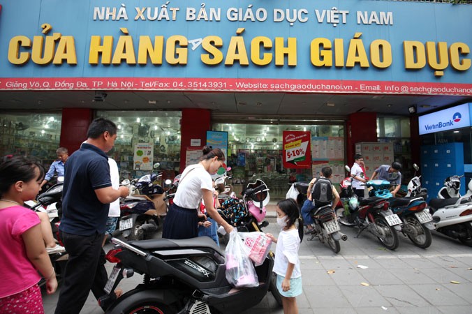 NXBGDVN quy định SGK không được trả lại, bán hết thì lãi, bán ế thì lỗ, các nhà sách phải chịu. Ảnh:Như Ý.