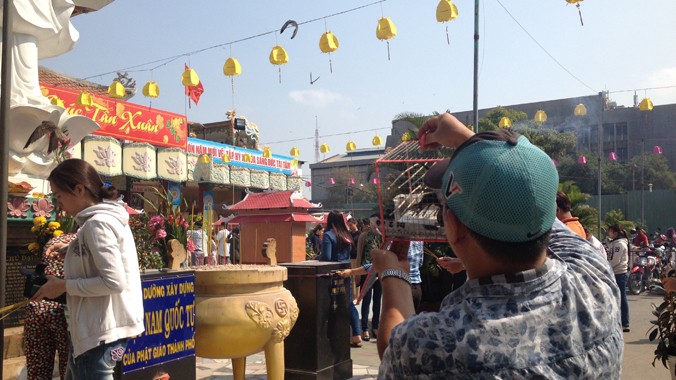 Nhiều khách đến viếng chùa phóng sinh chim