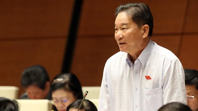 Đại biểu Quốc hội Nguyễn Bá Thuyền (Lâm Đồng): “Một ông chồng kiện ra tòa một ông khác hay nhìn đắm đuối vợ mình và đòi bồi thường mấy triệu đồng. Tòa có giải quyết không?”