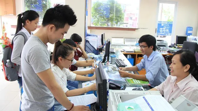 Sinh viên nộp học phí tại một trường đại học ở TPHCM.