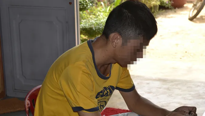 Một thanh niên sử dụng cần sa.