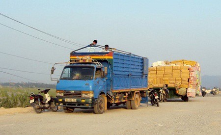Cán bộ Hải quan An Giang kiểm tra hàng hóa thông quan tại cửa khẩu Tịnh Biên. Ảnh: Báo Tuổi trẻ 