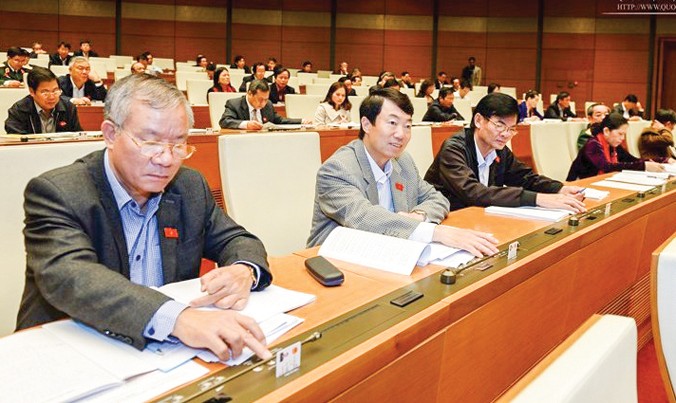 Các đại biểu Quốc hội biểu quyết thông qua BLHS năm 2015 với 84% tán thành. Ảnh: Như Ý