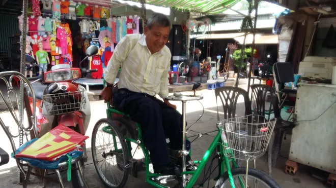 Ông Hiếu lên xe một cách khó nhọc.