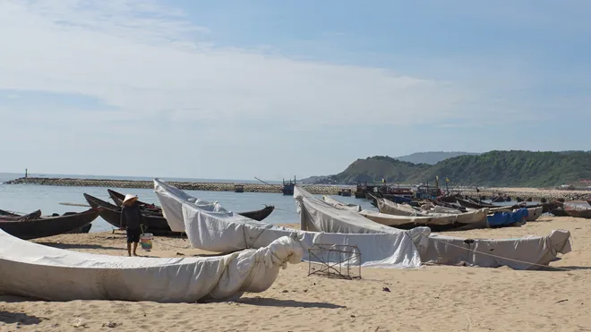 Tàu cá nằm bờ chờ biển hồi sinh.