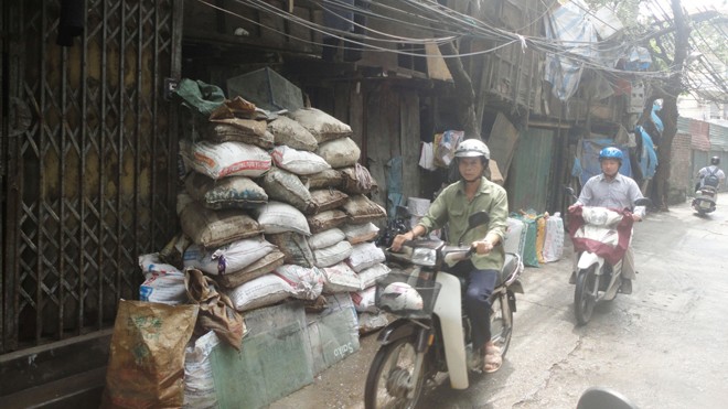 Lều lán đồng nát chiếm dụng lề đường