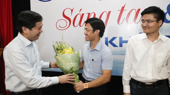 Bí thư T.Ư Đoàn Nguyễn Long Hải tặng hoa cho đại biểu Phan Văn Học và đại biểu Nguyễn Văn Hùng tại buổi giao lưu trực tuyến chiều 26/8. Ảnh: Như Ý
