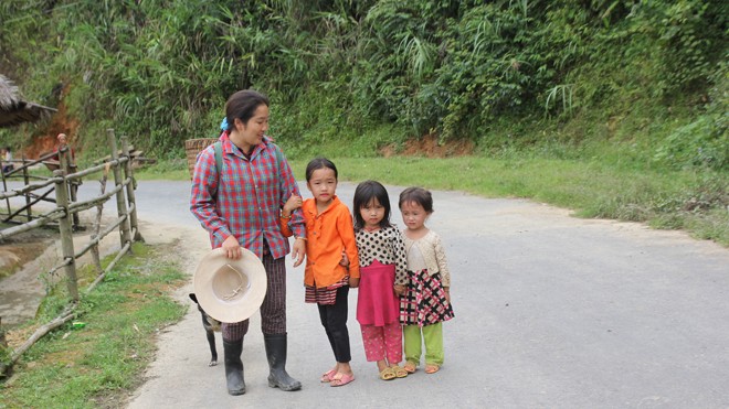 Hờ Y Xùa chuẩn bị lên rẫy.
