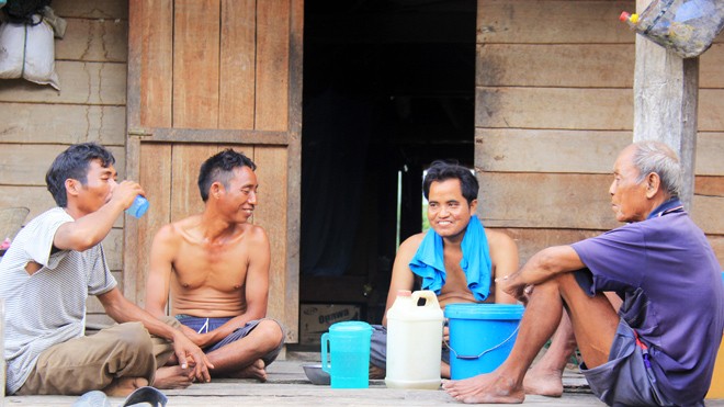 Người dân uống rượu lúc 7h sáng.
