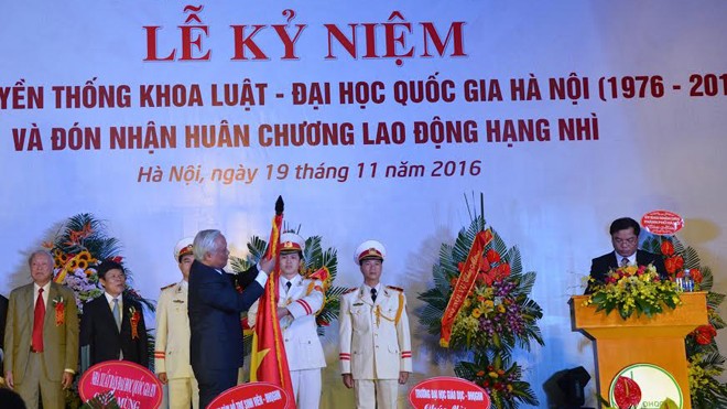 Ông Uông Chu Lưu trao Huân chương Lao động hạng Nhì cho Khoa Luật, ĐHQGHN