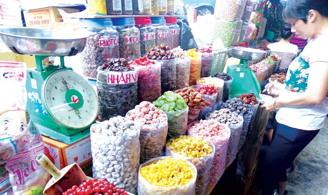 Bánh mứt không nhãn mác, phơi trần giữa chợ Bình Tây, quận 5, TPHCM. Ảnh: Uyên Phương
