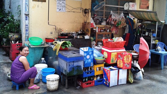 Chị Ái Mỹ một mình nuôi con 2 thập kỷ trong con hẻm này.