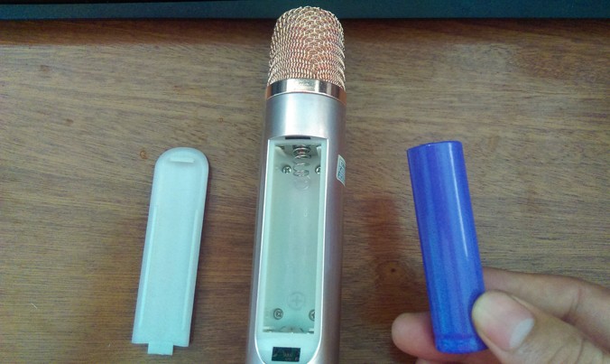 Mic hát karaoke tiềm ẩn nhiều nguy cơ cháy nổ vẫn được bày bán tràn lan, thế nhưng vẫn chưa có cơ quan chức năng nào kiểm tra.