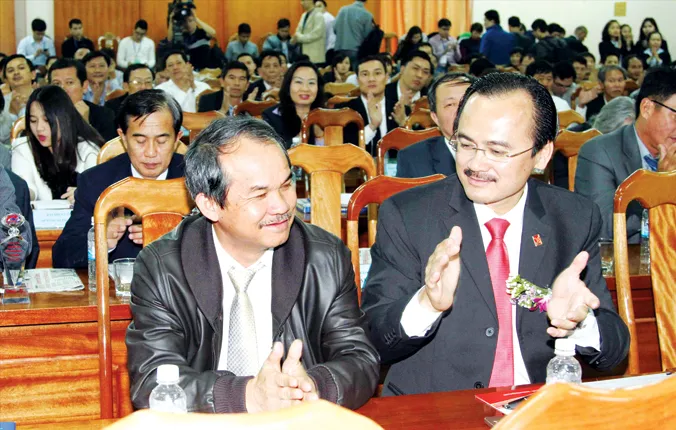 Bầu Thắng (phải) kêu với thực trạng bóng đá Việt Nam hiện nay rất khó để kêu gọi doanh nghiệp đầu tư. Nhưng ở vị trí Chủ tịch HĐQT VPF ông Thắng lại chưa đưa ra được giải pháp cụ thể nâng chất cho V-League cũng như các giải đấu do VPF tổ chức. Ảnh: VSI.