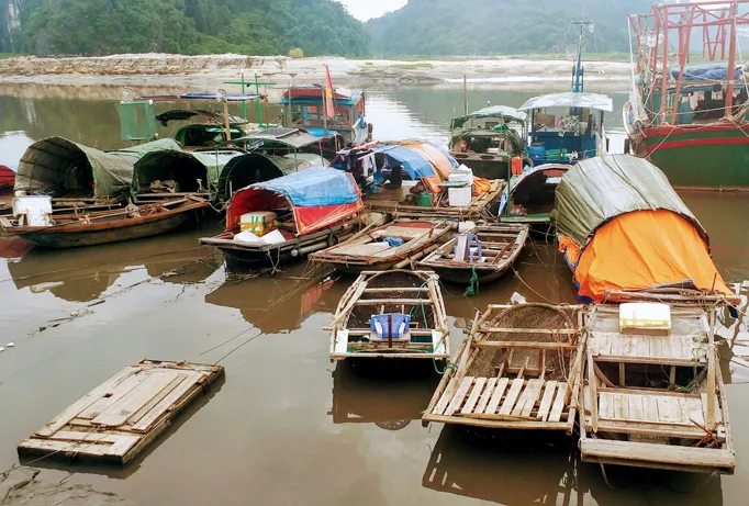 Cả gia đình 5, 6 miệng ăn chỉ trông chờ vào con thuyền cũ rách nát.