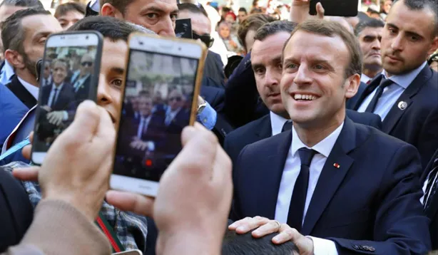 Tổng thống Pháp Emmanuel Macron với trẻ em trên đường phố Algiers, thủ đô Algeria, tuần trước​. Ảnh: Getty Images.