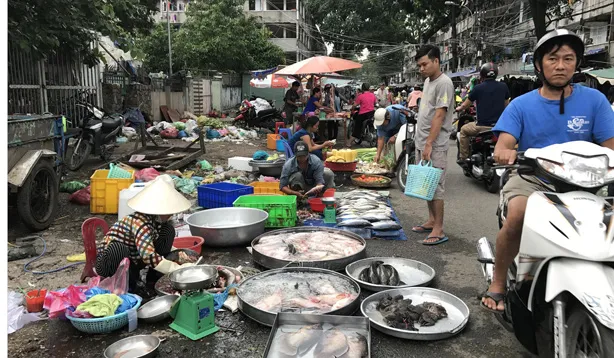 Cá, tôm bày bán ngay dưới đất, sơ chế ngay trên đất cát.