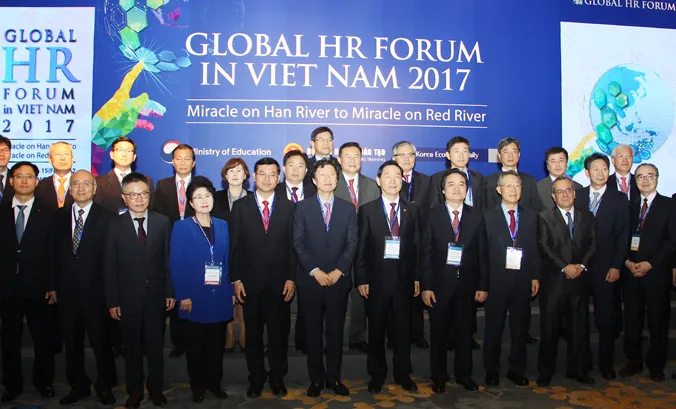 Bộ trưởng GD&ĐT Phùng Xuân Nhạ và các đại biểu tham dự Diễn đàn.