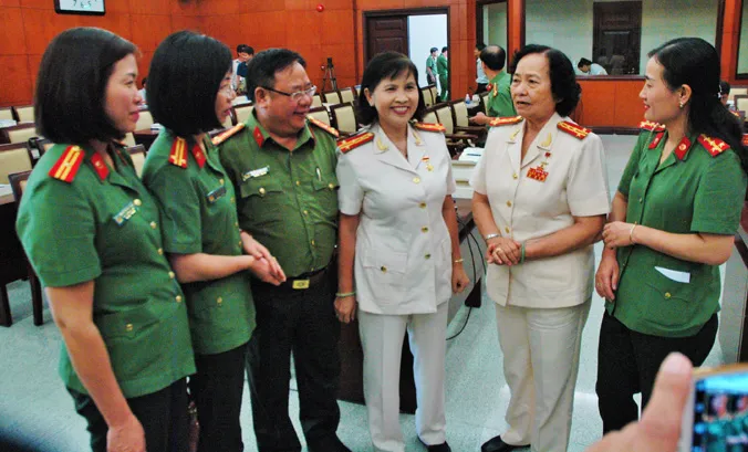 Các đại biểu và nhân chứng trao đổi bên lề hội thảo.