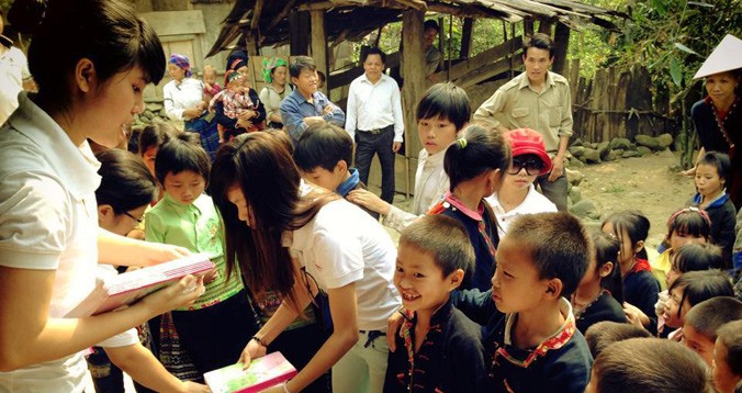 Làm từ thiện trong những ngày lễ tết là lựa chọn của nhiều FA. Ảnh: Đức Thuận - Hồng Hoa.
