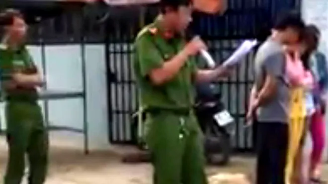 Công an xã Dương Đông- huyện đảo Phú Quốc đem người mua bán dâm ra vỉa hè bêu tên tuổi