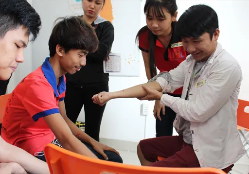 Các học viên chăm chú học ngôn ngữ kí hiệu.