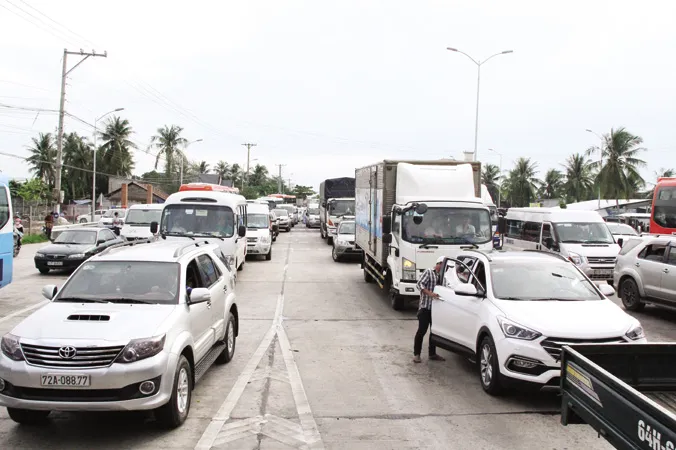 Trạm thu phí Cai Lậy (Tiền Giang) – điểm nóng nhất về BOT trong năm 2017. Ảnh: Nhất Huy.