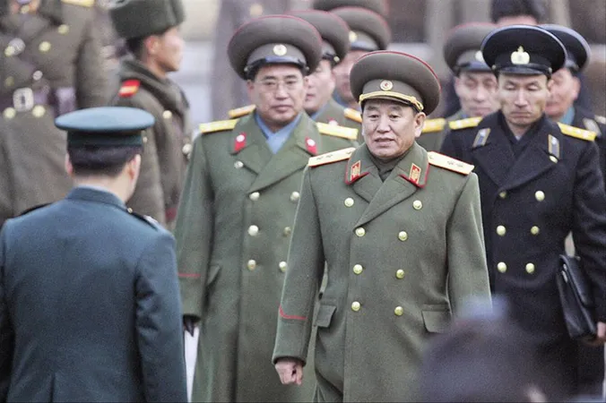 Ông Kim Yong-chol (đi đầu) trong chuyến thị sát làng đình chiến Ban Môn Điếm năm 2007. Ông dẫn đầu đoàn Triều Tiên dự lễ bế mạc Olympic Mùa đông ở Hàn Quốc. Ảnh: NYT.