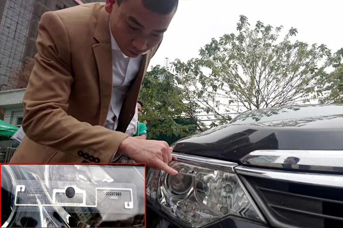 Chủ xe thử độ bám dính của thẻ thu phí không dừng dán trên đèn xe. Ảnh: PT.