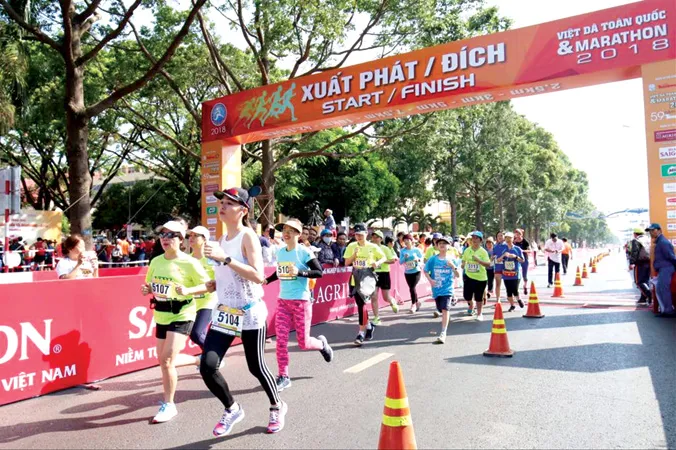 VĐV được thoải mái tận hưởng không khí cuộc đua do không phải lo ngại về an toàn cá nhân khi cung đường thi đấu được chặn hoàn toàn. Ảnh: Như Ý.