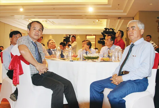 Được đề cử song bầu Đức (trái) từ chối ra tranh cử chức Chủ tịch VFF khoá 8, thay thế vị trí của ông Lê Hùng Dũng (phải). Ảnh: VSI.