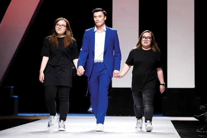 Thủ môn Bùi Tiến Dũng trên sàn catwalk tối 22/4. Ảnh: Nguyễn Thành.