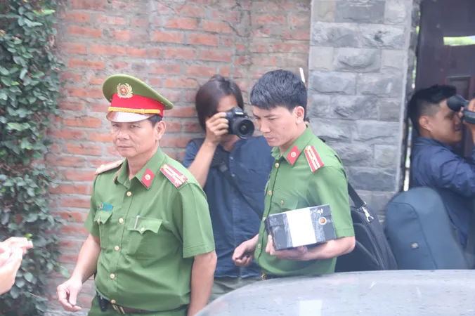 Công an khám nhà ông Trần Văn Minh ngày 18/4. Ảnh: N.T