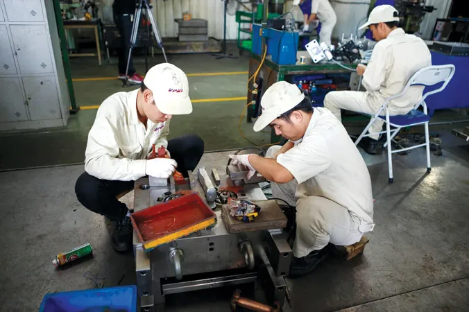 DN FDI nhỏ tràn vào khiến DN trong nước ngày càng khó khăn. Ảnh minh họa công nhân nhà máy sản xuất linh kiện xe đạp điện.